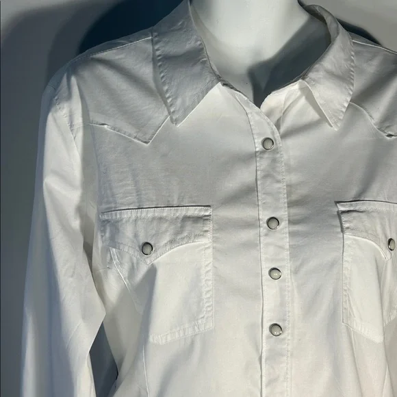 Wrangler White Top with Brown Logo Tag - Picture 6 of 10